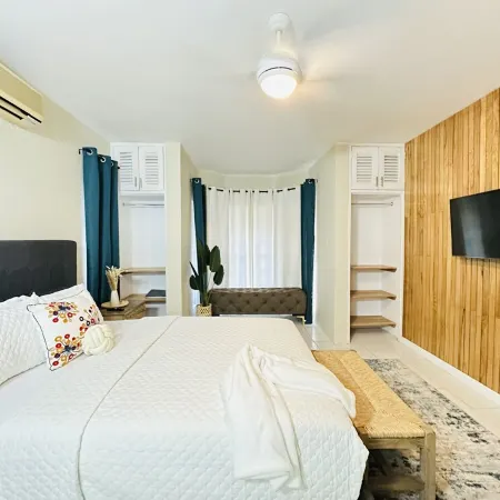 Falcon Views/Free Airport Transportation/Gated Complex/Security