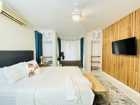 Falcon Views/Free Airport Transportation/Gated Complex/Security