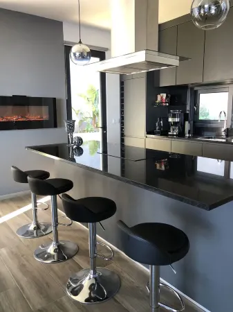 New building above the roofs of Calheta, absolute privacy with a heatable pool