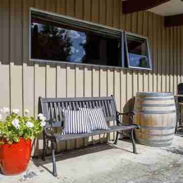 1970's Renovated,self contained 2 bedroom bach Others