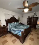 Cozy 2 Bedroom Home near the Coast 鄰近Oso Bridge Plaza的酒店