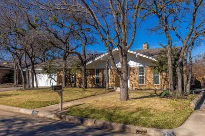 Peaceful 3BR Home Cowboy Stdm, Globe Life, Airport Hotels near Urban Air Trampoline and Adventure Park