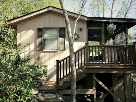 Convenient to downtown Asheville,  Biltmore Estate, and Blue Ridge Pky. Отели рядом с достопримечательностью «Charles D Owen Park»