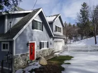Stylish Chalet with Hot Tub and Jacuzzi!