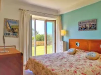Beachfront Home Casa da Nau Convento dos Capuchos附近的飯店