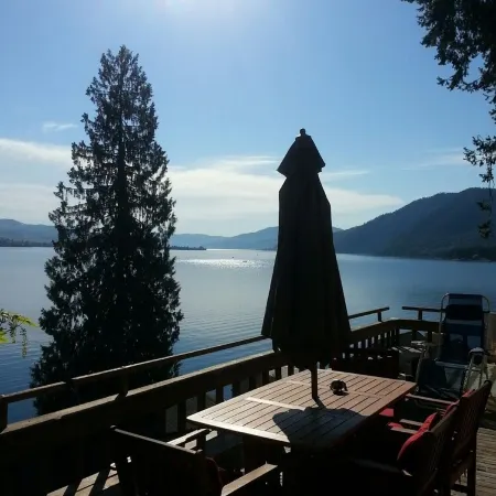 Amazing views of Lake Chelan! Unique "Treehouse" cabin with 2 bedrooms & 1 bath