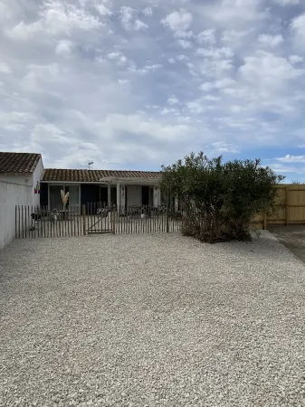 Mas des Oliviers HOUSE/GITE, HEATED SWIMMING POOL and CLOSED GARDEN (3 pets allowed) Отели рядом с достопримечательностью «Chateau d'Avignon»