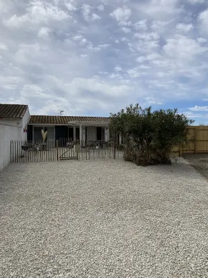 Mas des Oliviers HOUSE/GITE, HEATED SWIMMING POOL and CLOSED GARDEN (3 pets allowed)