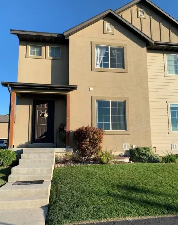 Lovely 4-bedroom townhome in Spanish Fork with WiFi and all amenities needed.