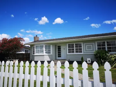 Spacious Entire Holiday Home 4 BRs (Sleeps 7) Hotels in Fenton Park
