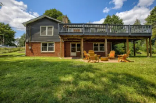 5BD Charming Home - Pool Table & Backyard