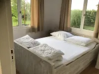 Spend the night on the water in Tiny House / Trekkershut Comfort / Mini Bungalow Hotel a Leimuiden