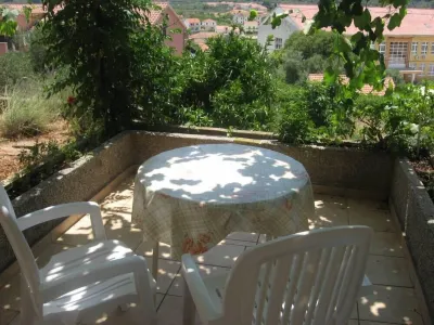 Apartment in garden 400m from the sea Hotels near Lapidary