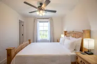 Cozy townhouse close to downtown, F&M Arena, APSU! Sleeps 8! Hotels near Allnite Glass, Clarksville TN