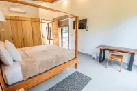 Villa Guacamaya Roja - Luxury 4 Bed & Pool in Playa Grande, Walk to Beach & Surf