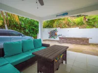 Hideaway with Wraparound Balcony: Beautiful Views, Great Vibes, Family Friendly