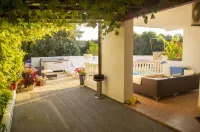 Villa Olga Apartment B. 125 meters from the sea with pool and sea view Hotels in Banjole