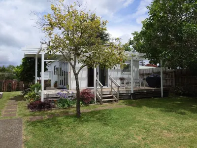 Quiet little batch just 5min walk from shops