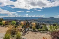 Luxury 2 bed suite just 4 minutes to downtown!