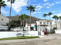 Remodeled Private Safe Gated Community Townhome, with 24/7 security Hotels near El Universo hecho a mano