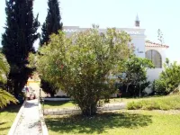 Sunny ap. with pool for 2 people (+2 young) right on the sea in a prime location