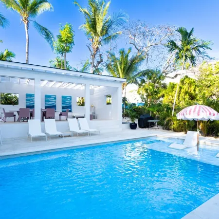 Pink Palms at Cable Beach - 4 Bedroom - 1 Minute to Beach