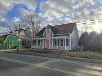 Scenic Shelburne home. Central location close to Shelburne Harbour. Hotels in Shelburne