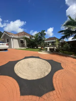 Superb Luxury Villa with swimming pool facing its lush forest โรงแรมใน