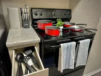 Spacious modern 2 bdrm apt with pool, washer/dryer, internet, great location