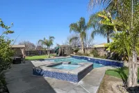 A Relaxing Retreat with Pool and Heated Jacuzzi near Sequoia Parks