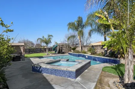 A Relaxing Retreat with Pool and Heated Jacuzzi near Sequoia Parks