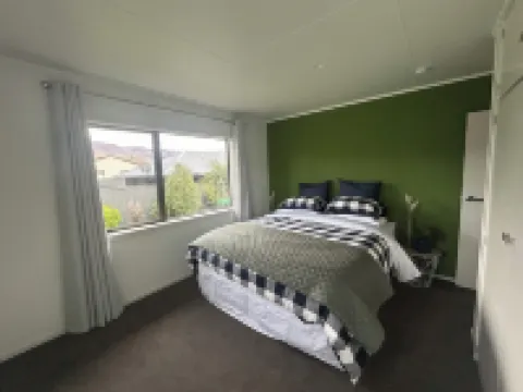 Elevated Mountain Views on Waenga