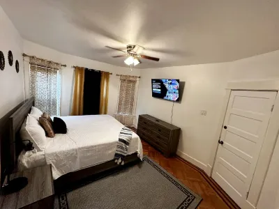 Colonial Style Home 5 Br 2 bath n’ Parking! Close to restaurants n’ colleges!