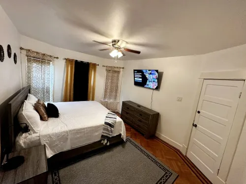 Colonial Style Home 5 Br 2 bath n’ Parking! Close to restaurants n’ colleges!