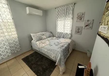 Tropical 5Br Oasis • Pool • Near Beach, San Juan Nightlife, la Placita & Dining Отели в г. Левитовн