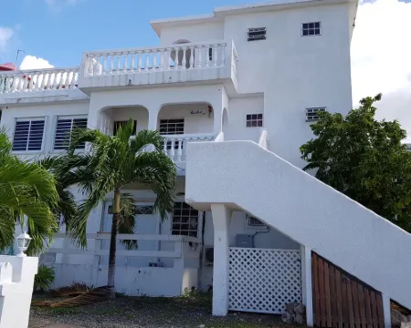 Aloha Penthouse apartment in the heart of the Maho entertainment area. Hotéis em Lowlands