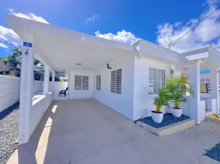 Charming 3-bedroom Beach House with AC and WiFi near Arecibo's best beaches. Отели в г. Аресибо