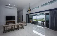 5 Bedrooms, large pool & spectacular whale tail ocean view!