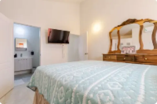 Comfy two-bedroom house in Camelot Village, Discovery Bay. Hoteles en Discovery Bay