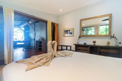 ON THE BEACH! Soaking Tub/Music/Wi-Fi & A/C-Queen Beds