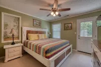 Living the Dream Lovely 5/4 with Fireplace, Dock, Firepit with 9 Rockers Hotels near Campsite No 70