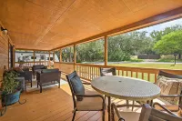 Couples Cabin w/ Luxury Deck, 1 Mi to Canyon Lake! - Country Houses