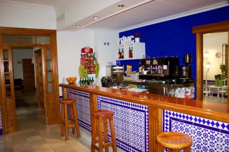 Hotel Mairena Отели рядом с достопримечательностью «Alcazar de la Puerta de Sevilla»