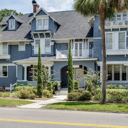 Riverdale Inn