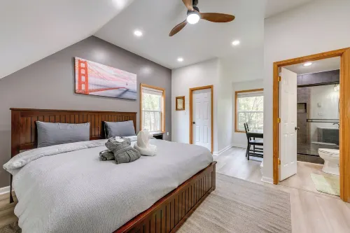 Lakefront Poconos Cabin w/ Deck & Game Room - Homestays