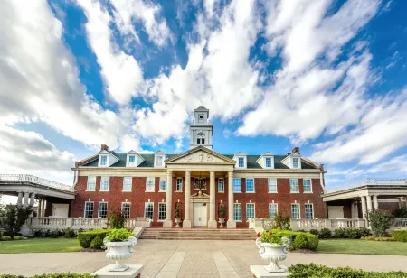 Dominion House Отели в г. Logan County