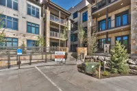 Blackstone Luxury 2Br, Walk to Skiing at Cabriolet, Mountain View, Shared Pool and Hot Tub, Gym