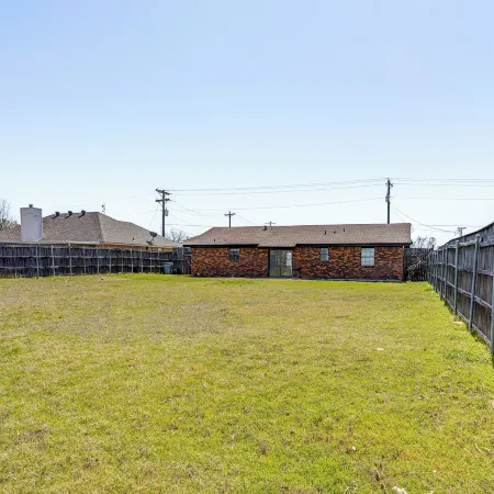 7 Mi to Lake Bridgeport: Home w/ Yard & Grill!
