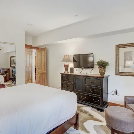 2 Br Condo Arrowhead Village, Walking Distance to Lift