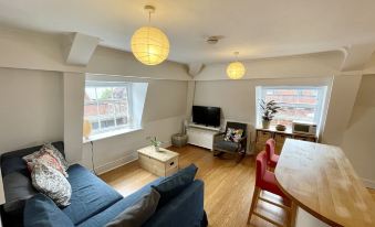 Bright 1 Double Bed Apartment Near Cabot Circus